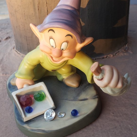 Walt Disney Classics Collection Dopey "We Pick Up Everything In Sight" -Retired - Picture 10 of 11